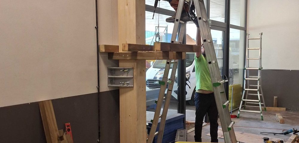 Installazione torri portanti in legno lamellare – Parco avventura artificiale resort 5 stelle