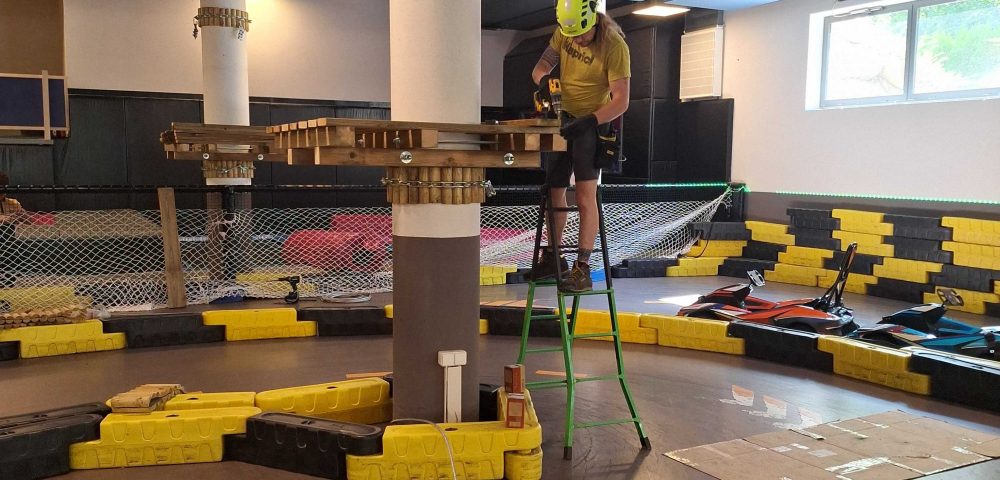 Montaggio piattaforme e passaggi per famiglie – Parco avventura artificiale resort