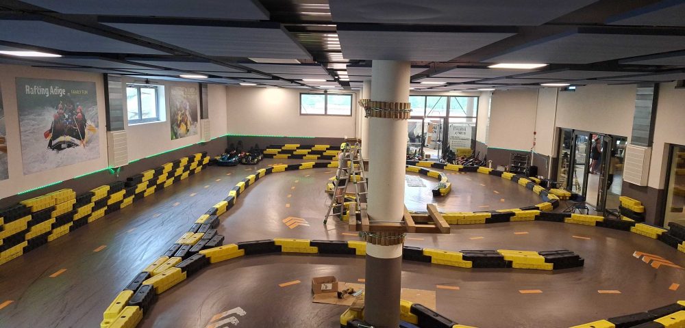 Posa strutture artificiali adiacenti pista go-kart – Parco avventura hotel di lusso