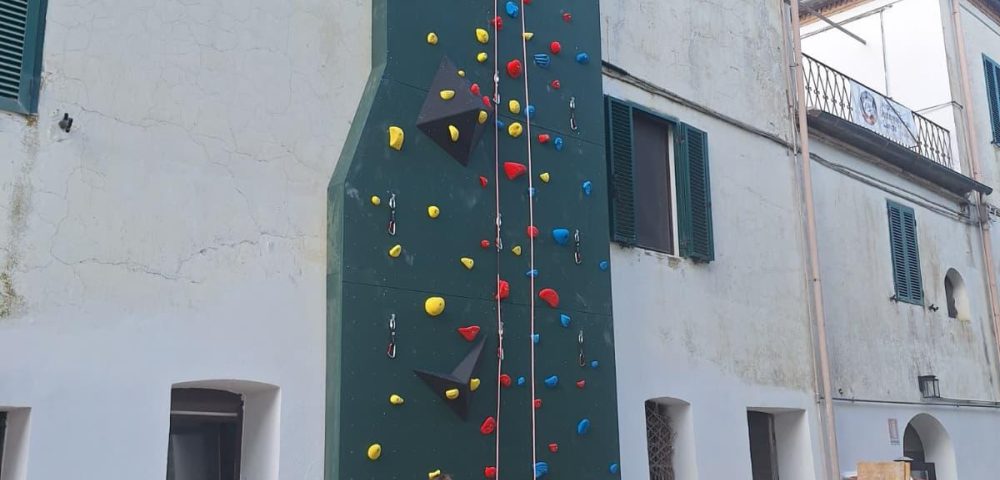 Fast-Assembly-Climbing-Wall-International-Campus