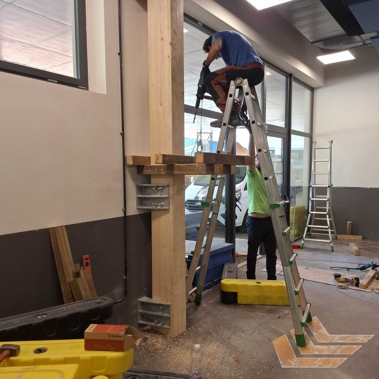 Installazione torri portanti in legno lamellare – Parco avventura artificiale resort 5 stelle